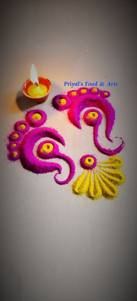 Bappa Welcome Rangoli, Easy Rangoli For Choti Diwali, Flower Rangoli Decoration Ideas, Lakshmi Feet Rangoli Designs, Lakshmi Charan Rangoli, Navratri Simple Rangoli Designs, Lakshmi Rangoli Designs Diwali, Rangoli For Mandir, Navratri Rangoli Easy