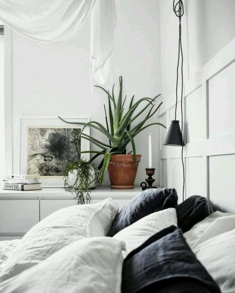 #modern #homestyle #mansionhouse #interiordesign #luxury #luxuryhouse #instahome #architect #decor #architects Minimalist Dekor, Books Pictures, Minimalist Bedroom Decor, White Sheets, Bedroom Plants, Soho House, Design Del Prodotto, Cozy Decor, Bedroom Green