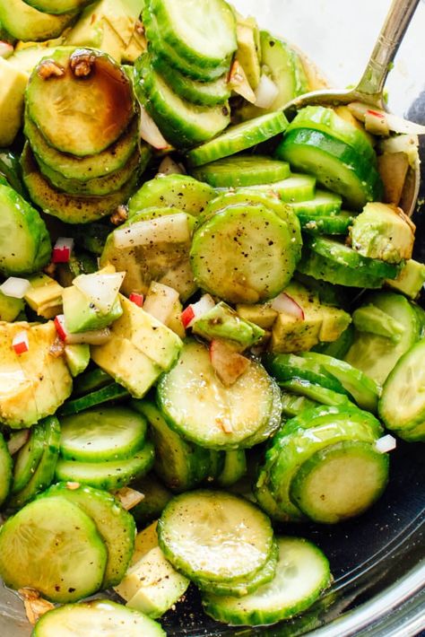 Seriously the BEST cucumber salad recipe—made simply with cucumber, avocado, balsamic vinegar, olive oil and garlic! #cucumbersalad #bestcucumbersalad #summersidedish #healthysidedish Best Cucumber Salad, Balsamic Vinegar Dressing, Cucumber Avocado Salad, Japanese Diet, Cucumber Salad Recipe, Cucumber Avocado, Avocado Salat, Cucumber Recipes Salad, Cucumber Recipes