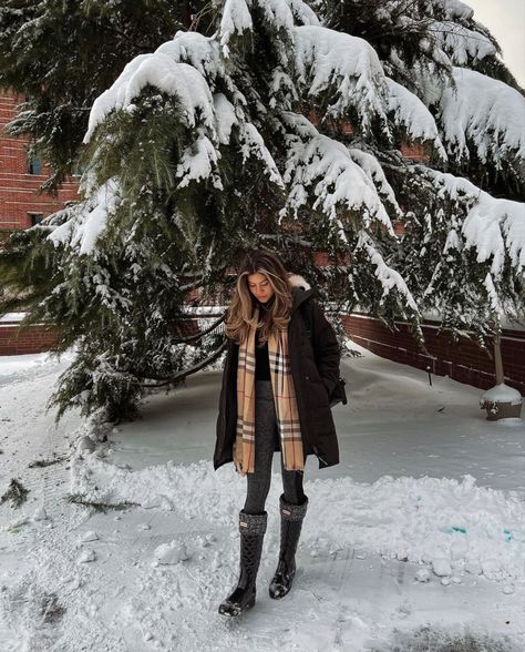 Winter Hunter Boots Outfit, Burberry Winter Outfits, Burberry Shawl Outfit, Burberry Scarf Outfit Winter, Burberry Rain Boots Outfit, Shawl Outfit Winter, Hunter Boots Outfit Winter, Rain Boots Outfit Winter, Wellington Boots Outfit