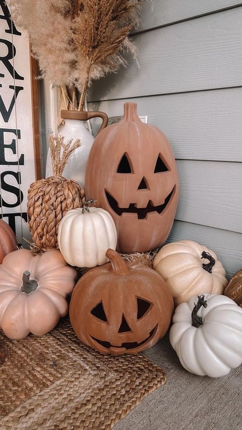 Pumpkins Outdoor Decor, Fall Decor Backyard, Boho Halloween Decor Outdoor, Fall Season Decor, Fall Decor Ideas For The Home Outdoor Small Porch, Diy Pottery Barn Halloween Decor, Trendy Fall Decor, Halloween Fall Decorations Indoor, Diy Halloween Pumpkin Decor