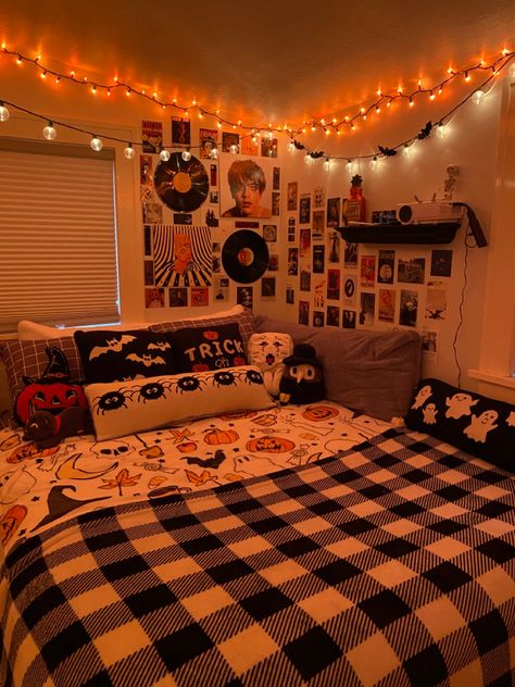 Halloween Bedroom Ideas Aesthetic, Halloween Rooms Bedrooms, Halloween Inspired Room, Fall Inspired Room, Halloween Themed Bedroom Ideas, Fall Theme Room, Halloween Theme Bedroom, Halloween Room Aesthetic, Fall Themed Room