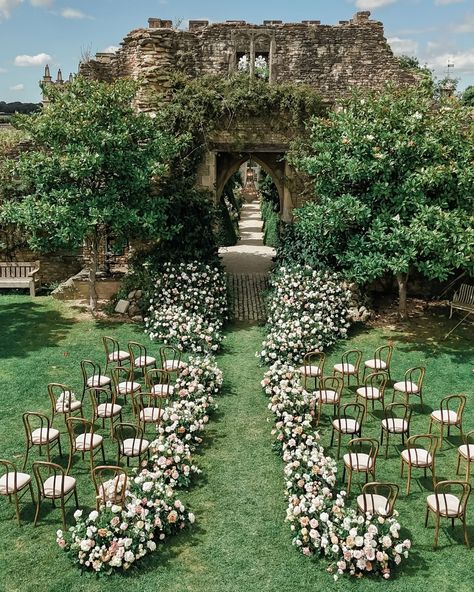 First glimpse of our time in England! An absolute honor to work with @amv_weddings on this stunning editorial at the enchanting Euridge Manor. More to come from this incredible shoot, and I can’t wait to share our wedding film—stay tuned! Venue | Euridge Manor | @euridge_ Workshop Host | AMV Retreats | @amv_retreats Wedding Planning, Styling & Design | AMV Weddings | @amv_weddings Educators | Sophie Kaye @sophiekayephotography | Jeremy Chou @jeremychouphotography | Carlos Hernández @carloshe... Irish Countryside Wedding, Wedding On Cliff, Euridge Manor Wedding, Euridge Manor, Irish Wedding Venues, Cotswolds England, Irish Countryside, Chateau Wedding, Manor Wedding