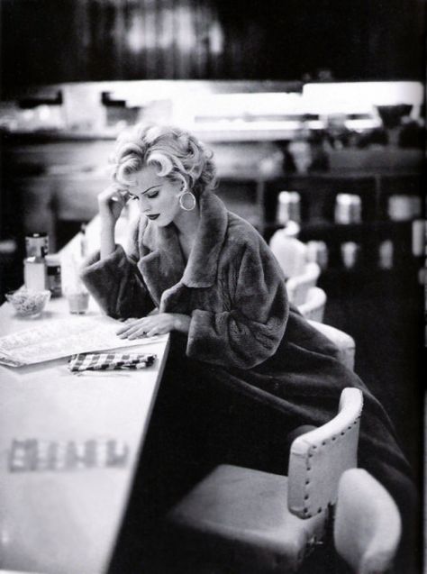 Photo Vintage Editorials, Eva Herzigova, People Reading, Fotografi Vintage, Foto Poses, Fashion Photography Editorial, Black White Photos, Foto Inspiration, White Photo