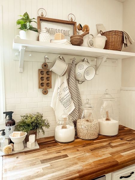 Decorate Kitchen Shelves, How To Decorate Kitchen Shelves, Entryway Decor Outdoor, Kitchen With Open Shelving, Fall Entryway Decor, Decorate Kitchen, Cottage Kitchen Decor, Trunk Or Treat Ideas, Fall Entryway