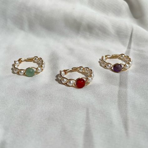 Braided Gemstone and Pearl rings 💗 • • • #wirewrappedjewelry #wirewrappedring #wirewrapping #wirewrappedcrystals #etsyseller #etsysellersofinstagram #etsyhandmade #etsyhandmadejewelry #shopsmall #etsyjewelry #handmadejewelry Diy Wire Bead Rings, Ring Ideas Diy, Simple Wire Rings, Cute Wire Rings, Braided Wire Ring, Diy Stone Rings, Pearl Ring Gold, Gold Wire Ring, Diy Wire Jewelry Rings