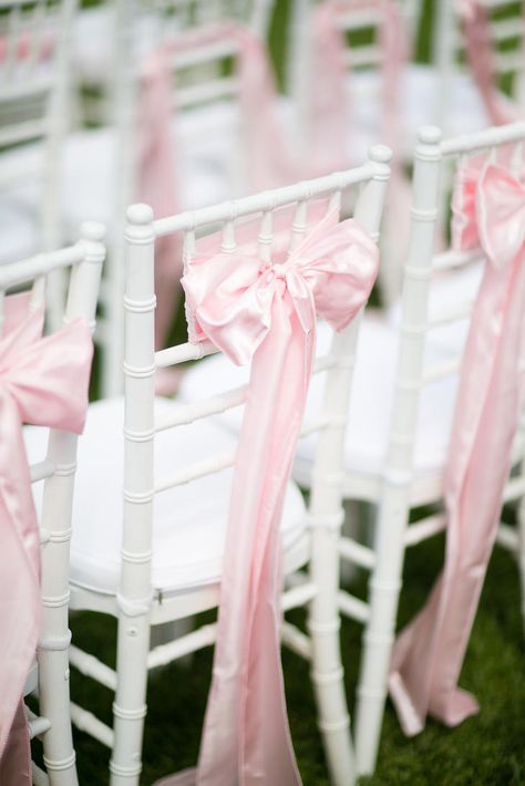 White Chiavari Chairs, Pink Graduation Party, Lila Party, Baby Pink Wedding, Quinceanera Centerpieces, Fest Temaer, Blush Bridal Showers, Bridal Shower Balloons, Bow Baby Shower