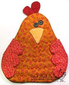 potholder Henny Penny, Chicken Quilt, Chicken Crafts, Chicken Pattern, Quilted Potholders, Potholder Patterns, Sewing Aprons, Chicken Pot, Small Quilts