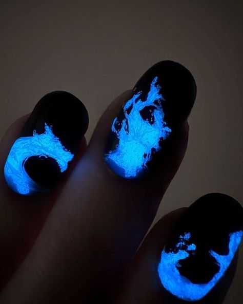 Caitlin V. on Instagram: "Bioluminescent wave nails!!! The perfect time for glow in the dark polish! Have you ever seen a bioluminescent wave?? I have seen some faint ones and it was so incredible. The videos of dolphins swimming through it are straight magic. Hopefully I get a chance to see some really bright ones someday! For now, I’ll just look at my nails. (Check out my tutorial reel!) A crazy coincidence happened yesterday. Right after I finished these nails, I went on Instagram and saw th Nail Designs Glow In The Dark, Swimming Nails Designs, Neon Glow In The Dark Nails, Glow In The Dark Nail Art, Blue Glow In The Dark Nails, Glow In The Dark Nails Acrylic, Glow In The Dark Nails Designs, Glow In Dark Nails, Underwater Nails