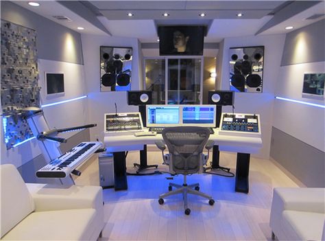 All white recording studio. Music Studio Room Design, Studio Rekaman, Ruang Studio Musik, Recording Studio Furniture, Studio Room Design, Music Studio Design, Home Music Rooms, Home Studio Ideas, Music Recording Studio