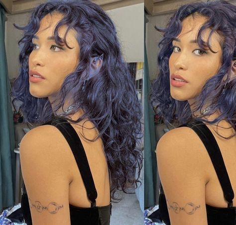 Dyed Hair For Tanned Skin, Dark Blue Hair Tan Skin, Color Tattoos On Tan Skin, Hair Dye Tan Skin, Blue Hair Olive Skin, Dark Blue Hair On Brown Skin, Light Blue Dyed Hair, Dark Blue Hair Curly, Blue Hair On Brown Skin