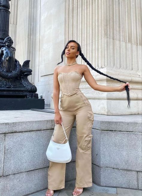 chic outfits high rise pants woman Corset And Dress, Poste Insta, Women High Waist Pants, Neutral Outfits, Comfortable Fits, Boujee Outfits, Daily Fashion Inspiration, Outfit Check, Brown Outfit