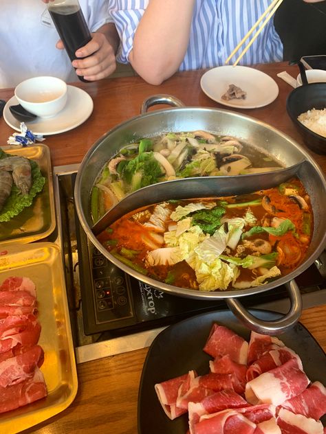 Korean Food Hot Pot, Hot Pot Chinese, Hot Pot Outfit, Kbbq Korean Aesthetic, Hot Pot Aesthetic, Korean Hot Pot, Group Hangout, Chinese Hot Pot, Hot Pot Restaurant