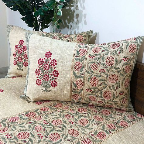 Block Printed Bedsheets, Cushion Covers Ideas, Draps Design, Crochet Bedsheets, Printed Bedsheets, Cushion Tutorial, Bed Cover Design, Designer Bed Sheets, Cushion Cover Pattern