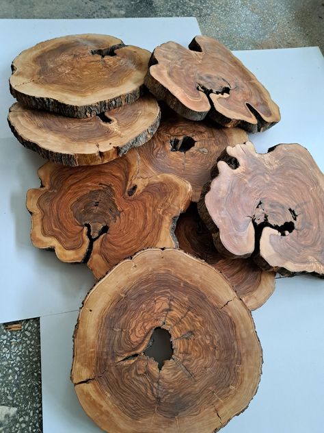 Wood Cookie Projects, Wood Slabs Ideas Tree Slices, Wood Slice Coffee Table, Wood Cookie, Wood Slice Decor, Wood Tree Slice, Epoxy Coffee Table, Wood Resin Table, Wood Cookies