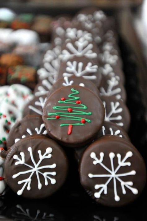 Jul Kaka, Chocolate Dipped Oreos, Dipped Oreos, Xmas Cookies, Christmas Sweets, Cookies Decorated, Christmas Cooking, Chocolate Covered Oreos, Christmas Goodies