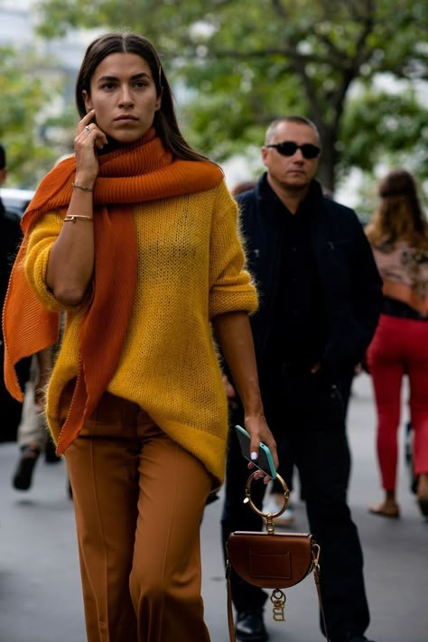 Yellow Street Style, Mustard Yellow Outfit, Knitting Outfit, Mustard Outfits, Mustard Fashion, Orange Outfits, Yellow Outfits, Mode Shoes, Ideas For Clothes