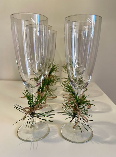 Christmas Champagne Glasses, Champagne Glasses Decorated, Christmas Champagne, Christmas Brunch, Hot Cocoa Bar, Cocoa Bar, Friends Party, Hemp Rope, Champagne Glasses