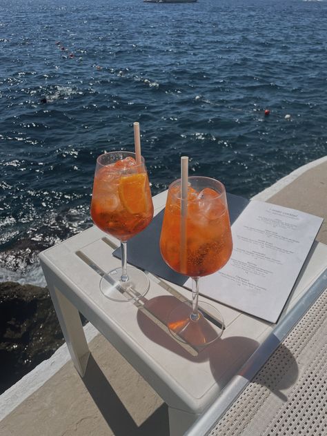 Summer Aperol Spritz, Summer Cocktail Aesthetic, Aperol Spritz Party, Summer Drinks Aesthetic, Aperol Spritz Aesthetic, Spritz Aesthetic, Spring Break Aesthetic, Mallorca Party, Italian Summer Aesthetic