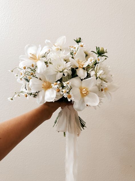 Modern minimalistic wedding bouquet Minimalist Hand Bouquet, Intimate Wedding Bouquet, Wedding Bouquet Minimal, Minimalist Wedding Flowers Bouquets, Korean Bridal Bouquet, Minimalistic Wedding Bouquet, Micro Wedding Bouquet, Minimalist Wedding Aesthetic, Minimalistic Flower Bouquet