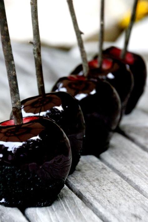 Candy Apples Recipe, Black Candy Apples, Covered Apples, Candy Apple Recipe, Spooky Candy, Gold Candy, Hgtv Garden, Baby Theme, Homemade Candy