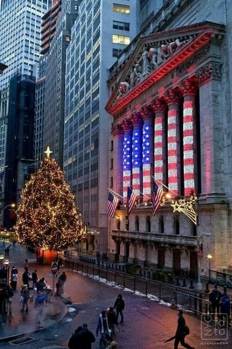 Wall street New York Noel, Photographie New York, New York City Christmas, New York Stock Exchange, Nyc Christmas, Christmas In The City, I Love Nyc, New York Aesthetic, I Love Ny