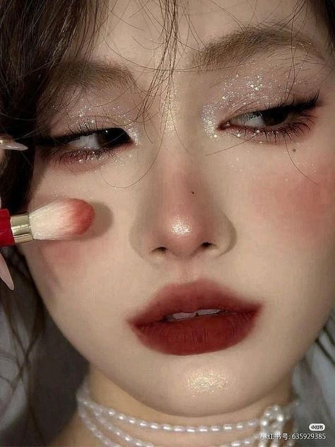 Puedes aprender a crear tu propia belleza , sin necesidad de pagar y eso te lo muestro aquí. Makeup Ala Korea, Makeup Asia, No Make Up Make Up Look, Maquillage On Fleek, Christmas Makeup Look, Holiday Makeup Looks, Ethereal Makeup, Winter Makeup, Fancy Makeup