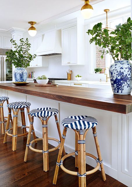 Amie Corley Navy and white bistro chairs and two blue and white Chinese ginger jars are the perfect touches in this timeless kitchen. Chinoiserie Kitchen, Rattan Counter Stools, Classic Kitchen, Kitchen Farmhouse, Plywood Furniture, Beautiful Kitchens, Butcher Block, Home Fashion, Home Staging