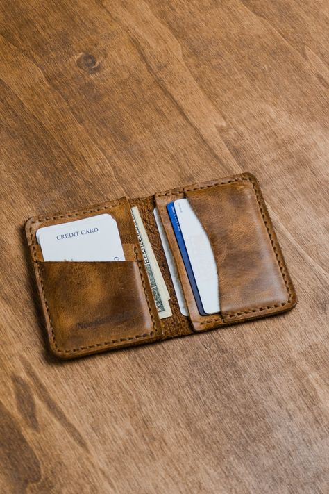 Men Card Holder, Men's Leather Wallet, Cool Wallets For Men, Leather Ideas Handmade, Wallet Aesthetic Men, Julia Vibes, Card Wallet Diy, Leather Card Wallet Pattern, Cool Wallets