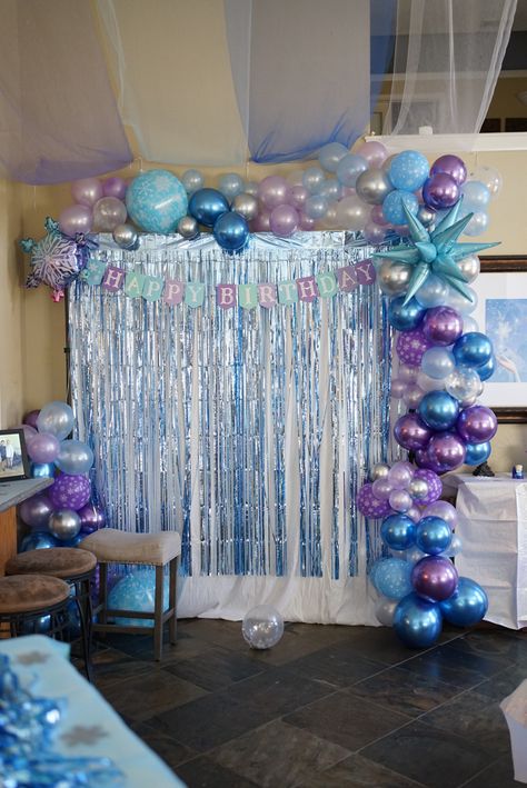 Frozen Backdrop Ideas, Snow Birthday Party, Christmas Decor Blue, Frozen Backdrop, Frozen Party Ideas, Balloon Colors, Frozen Party Decorations, Frozen Themed Birthday Party, Frozen Christmas