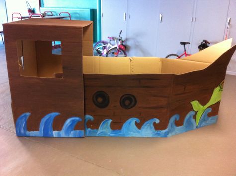 Bateau pirates Cardboard Pirate Ship, Pirate Costume Diy, Cardboard Boat, Pirate Crafts, Pirate Boats, Pirate Theme Party, Cardboard Box Crafts, Pirate Day, Pirate Birthday Party