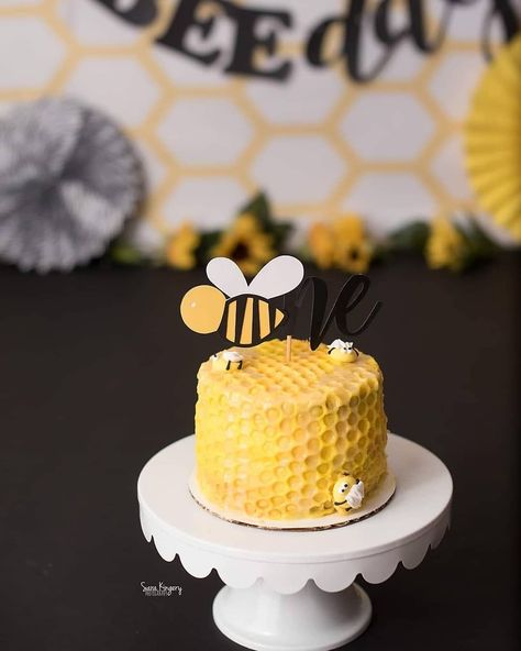 Bee Day Smash Cake, Birthday Bee Cake, Bee Smash Cake, Bee Birthday Theme, Bumble Bee Cake, Bee Themed Birthday Party, Cake Smash Theme, Bee Cake, Bumble Bee Birthday