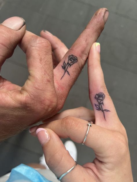 Finger Tattoos For Couples, Couple Tattoo Ideas, Maching Tattoos, Best Couple Tattoos, Cute Matching Tattoos, Tattoos Cute, Cute Finger Tattoos, Tattoo Finger, Small Matching Tattoos