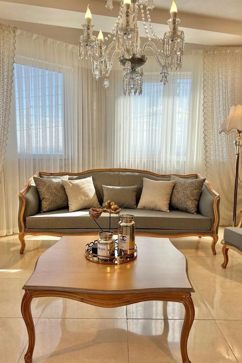 Sofa Design Living Rooms Indian, Elegant Living Room Furniture, Living Room Indian, Classic Furniture Living Room, Designs Aesthetic, Classic Sofa Sets, Indian Living Room, Luxury Furniture Sofa, Scandinavian Furniture Design