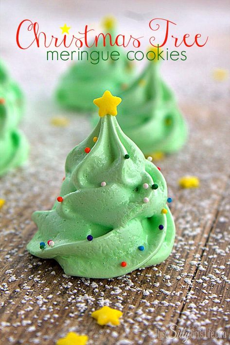 Meringue Trees Christmas, Christmas Tree Meringue, Tree Meringue, Christmas Baking Recipes, Decorações Com Comidas, Christmas Tree Cookies, Best Christmas Cookies, Meringue Cookies, Christmas Series