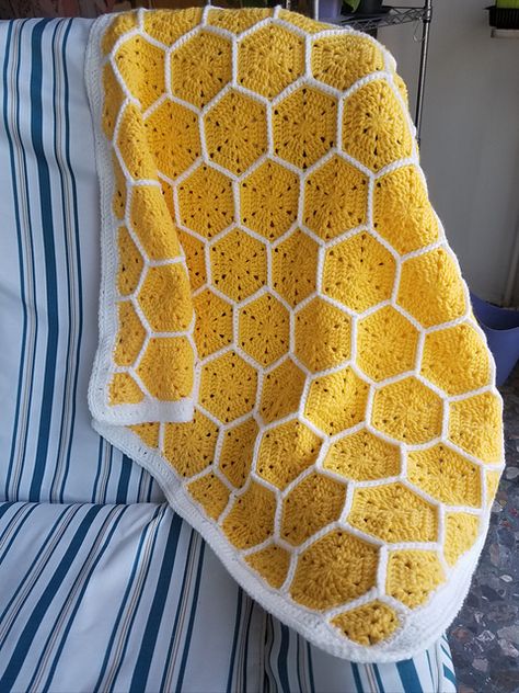 Ravelry: ranaforcrochet's Honeycomb baby blanket Honeybee Crochet Blanket, Honey Comb Crochet Baby Blanket Pattern, Honey Comb Blanket Crochet, Bee Baby Blanket, Honeycomb Blanket, Bee Crochet, Chic Crochet, Chic Chic, I Am Back