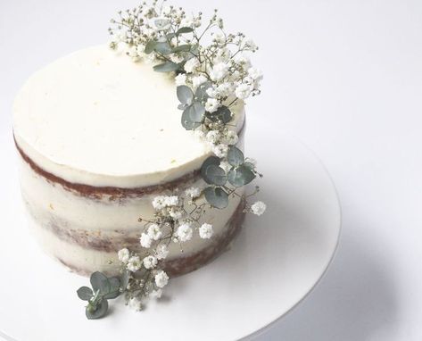 https://pin.it/1X2rM3En0 Small Wedding Cake Eucalyptus, Cakes With Eucalyptus Leaves, Rustic Bday Cake, Eucalyptus On Cake, Gypsophila Cake Decoration, Vintage Wedding Cake Piping, Eucalyptus Birthday Cake, Natural Cake Decoration, Small Wedding Cakes Simple