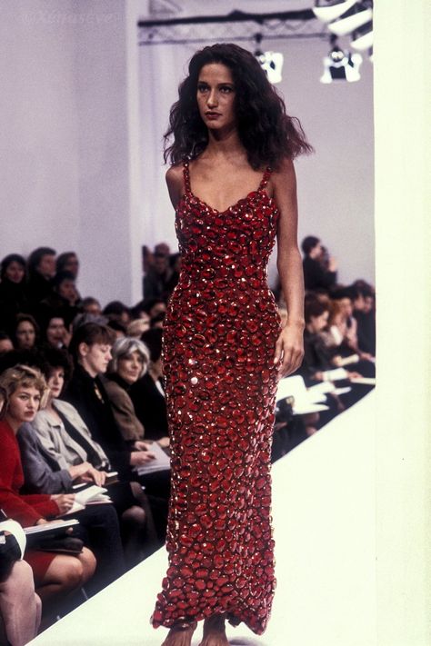 Spring/Summer 1990 Red Runway Fashion, Marpessa Hennink, Dolce And Gabbana Runway, 90s Runway Fashion, Runway Fashion Couture, Vintage Runway, 90s Models, Dolce Gabbana Dress, Runway Dresses