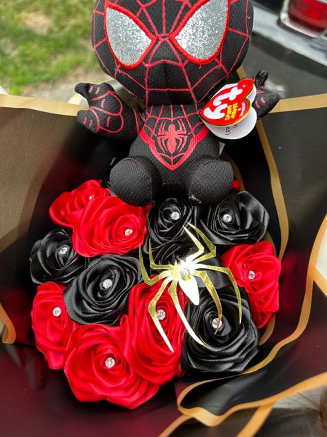 Art Inspiration Creative, Satin Flowers Diy, Creative Tattoo Ideas, Ribbon Rose Bouquets, Man Bouquet, Roses Bouquet Gift, All Spiderman, Ribbon Flowers Bouquet, Forever Roses