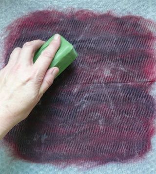 Excellent wet felting tutorial How To Wet Felt, Wet Felting Ideas, Wet Felting For Beginners, Wet Felting Tutorial, Tovad Ull, Felting Tutorial, Hantverk Diy, Wet Felting Projects, Felt Pictures