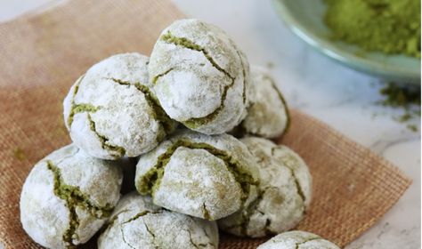 Pistachio Amaretti Cookies - The Lazy Italian Italian Pistachio Cookies Recipe, Amaretti Cookie Recipe, Pistachio Dessert, Amaretti Cookies, Italian Cookie Recipes, Pistachio Cookies, Baking Tutorial, Italian Cookies, Sweet Cookies