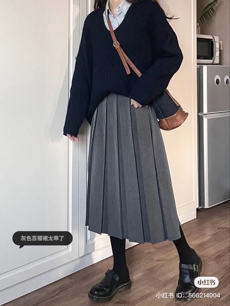 Long Pleated Skirt Winter Outfit, Modest Pleated Skirt Outfit, Long Grey Pleated Skirt Outfit, Japanese Skirt Outfits Long, Gray And Beige Outfit, Grey Skirt Outfit Ideas, Grey Long Skirt Outfit, Long Grey Skirt Outfit, Japanese Street Fashion Casual