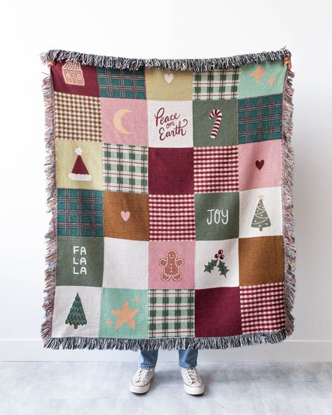 Red And Green Blanket, Diy Christmas Blanket, Christmas Patchwork Quilt, Square Patchwork Quilt, Crochet Christmas Blanket, Gingerbread Quilt, Santa Hat Tree, Xmas Blanket, Granny Square Patchwork