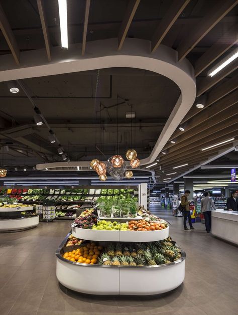 Flasghip supermarket store for Spar, forms inspired by the dirrefent flows of… Hypermarket Plan, Modern Supermarket, Supermarket Design Interior, Supermarket Display, Grocery Store Design, Grocery Supermarket, Food Retail, Supermarket Design, Retail Store Interior