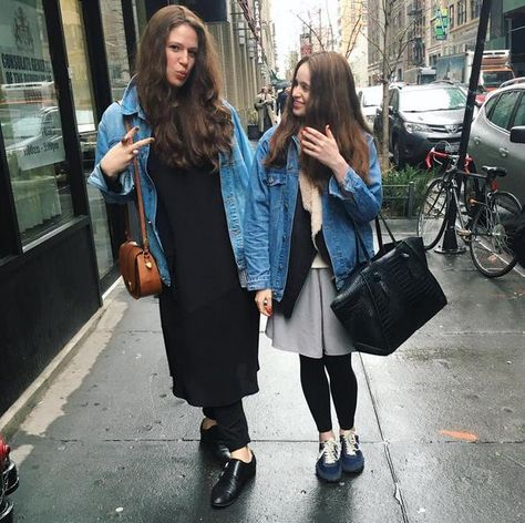 how orthodox jewish modest wear is going high fashion - i-D Jewish Woman Clothing, Jewish Women Fashion, High Clothes, Jewish Girl, Jewish Women, Womens Fashion Casual Spring, Modest Wear, Modest Fashion Outfits, Black Women Fashion