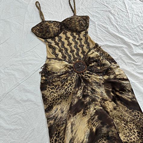 🪩 Luxury Vintage %70 Silk Beaded Embroidery Leopard Dress    🪩 Size XXS ' 4    🪩 Back Zip , Fully Lining  , Waist Has  Stretch , Waist No Transparent  🪩  Pit to pit 40 cm        Waist 32 cm        Hips 47 cm        Length 145 cm  📏 Measurements were taken on flat ground 📏 🪩 Thank you for looking at our page, all dresses are vintage some are new with tags and some have been previously worn. Some dresses may gave some signs of wear due to the vintage condition however, dresses have been che Vintage Dress Bridesmaid, Ranger Ball Army Dress, Dress Around The Neck, Beaded Dress Outfit, Sequin Leopard Dress, Flower Runway Dress, Early 2000s Runway Dresses, Wine Tour Dress, Luxury Silk Dress