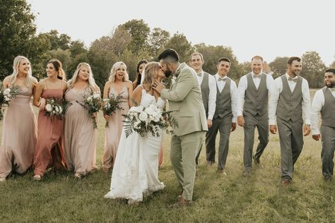 Pink And Green Bridal Party, Mauve And Green Wedding, Green And Blush Wedding, Bridesmaid Colours, Wedding Party Photo Ideas, Mauve Bridesmaid Dresses, Groomsmen Colours, Wedding Pallet, Party Photo Ideas