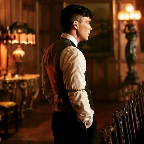 Peaky Blinders Costume, Cillian Murphy Tommy Shelby, 80s Fashion Men, Peaky Blinders Series, Peaky Blinders Wallpaper, Bodybuilding Pictures, Cillian Murphy Peaky Blinders, Side Photo, I Fall To Pieces