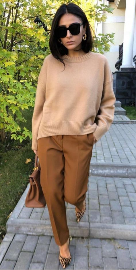 Spring Work Outfits, Tas Fashion, 20s Fashion, Mode Casual, Stil Inspiration, Ținută Casual, Brown Pants, Spring Outfits Women, Inspired Outfits