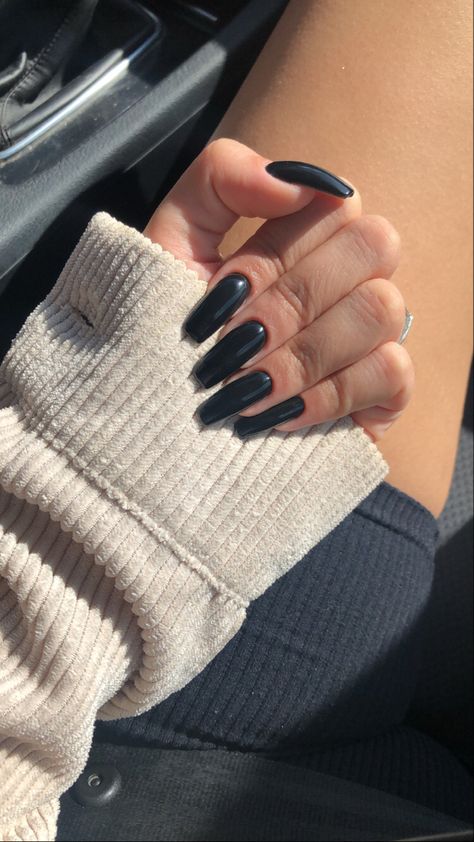 czarne paznokcie błyszczące długie Black Glossy Acrylic Nails, Solid Black Acrylic Nails, Black Nails Aesthetic Dark, Full Black Nails, Plain Black Nails, Black Shiny Nails, Long Black Acrylic Nails, Black Glossy Nails, Glossy Black Nails